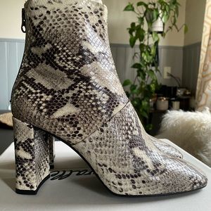 L’intervalle devika natural snake boots